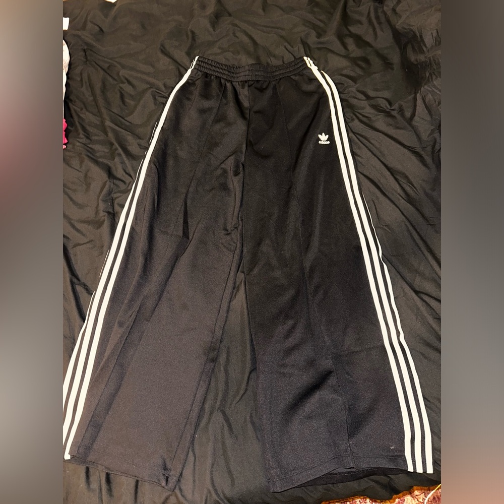 Adidas women’s wide leg sweatpants size M